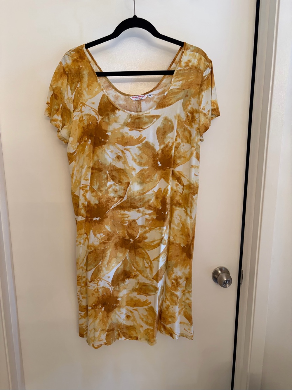Jams World Vintage knee length gold and white. Rayon great travel dress